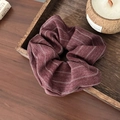 Détail du chouchou en tissu rayé bordeaux sur plateau en bois avec bougie - Rayures/Texture Chevrons / Bordeaux