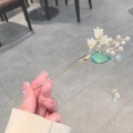 Eleganter Maiglöckchen-Haarstab mit weißen Harzblumen und Perlenquasten - Weißes Maiglöckchen Kunstperle Quaste (4449)