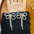 Elegantes pendientes largos de perlas con lazo dorado y pernos de corazón en tela negra - Estilo de Borla con Lazo de Corazón (E6078-3)