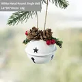 Campana navideña de metal blanco con piñas, bayas rojas y cordel para colgar - Campana Única Blanca