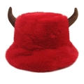 Dettaglio del cappello pescatore in ecopelliccia rossa con corna marroni e fodera calda - M (56-58cm) / Borgogna