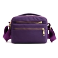 Borsa a tracolla in nylon viola impermeabile con cerniere multiple e dettagli dorati - Viola
