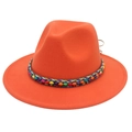 Détail d'un chapeau en laine orange avec ruban de perles ethnique tissé à la main - Orange