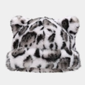 Nahaufnahme der flauschigen Kunstfell-Struktur mit Leopardenmuster und süßen Tierohren - M (56-58cm) / Schneeleopard