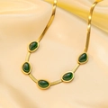 Collier chaîne serpent dorée avec cinq pierres vertes en goutte sur tissu en soie - 【h347】collier D'émeraude (or)