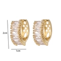 Detalle de pendientes dorados con circonitas rectangulares y marca de 2cm - Estilo Aro Perforado Rectangular (W)