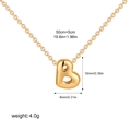 Dettaglio della collana con ciondolo lettera B dorata con dimensioni precise e peso - Lettera B