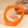 Minimalistischer quadratischer Harz-Armreif in leuchtendem Orange mit Politur - Orange