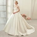 Elegantes Hochzeitskleid aus Spitze und Satin mit langer Schleppe und Stickerei-Details - US Größe 2 (S) / Elfenbein