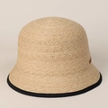 Dettaglio del cappello a secchiello in rafia con bordo nero e targhetta in pelle - M(56-58cm) / Naturale Con Bordo Nero