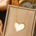 Elegante goldene Herz-Halskette mit Muschel-Inlay präsentiert auf einer Schmuckschatulle - 042