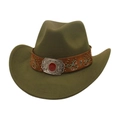 Dettaglio cappello cowboy in feltro verde militare con fibbia in argento e gemma rossa - Taglia unica / Verde Militare