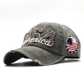 Dettaglio macro del cappello da baseball in denim lavato con ricamo 1964 America - Circonferenza 56-60cm / Verde Militare