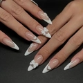 Unghie finte a mandorla french con fiocchi 3D, cuori a rilievo e decorazione di microperle oro - Stile Francese con Fiocco 3D - Tipo di Colla (D-27)
