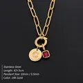 Collana dorata in acciaio inossidabile con lettera C in cristallo e gemma rossa quadrata - Lettera C / Oro
