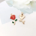 Ciondolo rosa rossa con bordi dorati e foglie verdi per collane e gioielli fai da te - Ciondolo Fiore di Rosa 12x23mm
