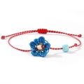Détail d'un bracelet tressé à la main avec fleur bleue et nœud coulissant réglable rouge - Floral Bleu
