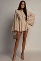Detalle de vestido beige de manga larga acampanada con cinturón de lazo en cintura - S / Albaricoque
