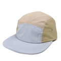 Dettaglio del cappellino camp a 5 pannelli con blocchi di colore e occhielli metallici - Patchwork Blu Beige Verde (Stile C)