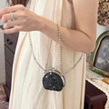 Detail einer eleganten schwarzen Umhängetasche mit Pailletten und Silberkette. - Modell 5 Schwarz