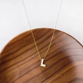 Collier doré élégant avec pendentif Lettre L en nacre naturelle et acier titane pour femme - Lettre L