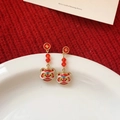 Macro di orecchini a forma di leone rosso e oro con nappe su vassoio di ceramica bianca - Perno in Argento-Oro-Rosso-Stile 9