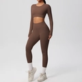 Detail eines kaffeebraunen Yoga-Sets mit Langarm-Crop-Top und hochtaillierten Leggings - S / Kastanienbraun