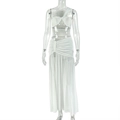 Dettaglio completo di set bianco a due pezzi con crop top monospalla e gonna lunga arricciata - S / Bianco