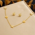 Set di gioielli placcati in oro con collana a fiori e orecchini su tappetino beige - Set da 2 pezzi (collana + orecchini) / Oro