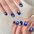 Kurze runde dunkelblaue Kunstnägel zum Aufkleben mit weißen Gänseblümchen-Mustern - Dunkelblaues Gänseblümchen-Stil (JP1494)