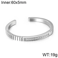 Brazalete de acero plateado con ranuras geométricas y circonitas cúbicas incrustadas - Color Acero (KB73677-K)
