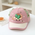 Detail van roze en beige katoenen babycap met schattig geborduurd dinosaurusontwerp - 48cm / Roze