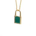 Collier cadenas plaqué or avec émail vert central sur une fine chaîne box - Vert