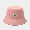 Dettaglio cappello alla pescatora rosa in cotone con ricamo a cuore arcobaleno e cuciture - M (56-58cm) / Rosa Antico