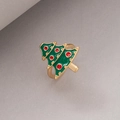 Primer plano detallado del anillo de árbol de Navidad con esmalte verde sobre base dorada - Árbol de Navidad