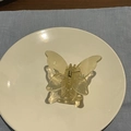 Detalle de una pinza para el cabello de mariposa translúcida amarilla con resorte dorado - Amarillo gelatina