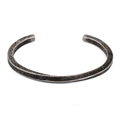 Dettaglio del bracciale in acciaio argento con motivi geometrici e incisione Heart - Texture di Scritte Geometriche Retro (3)