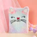 Détail du carnet chat en peluche arc-en-ciel avec oreilles pailletées et nez cœur - Multicolore Tie-dye