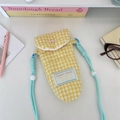 Dettaglio della trapuntatura a cuore su una custodia gialla a scacchi per fotocamera - Cuore a quadretti giallo trapuntato