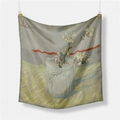 Van Gogh Mandelblüten graues Seidentuch quadratisch an weißer Wand hängend - 53cmx53cm / Van Gogh Mandelblüten (Van Gogh. Ein Zweig)