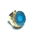 Detalle de la textura martillada bañada en oro de 14K y anillo de girasol con cristal azul - Abierto Ajustable / Verde