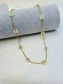 Collana a fiori con perle bianche e perline verde chiaro su catena dorata - Oro Verde Frutta + Bianco Perla Artificiale