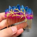 Détail des cristaux dégradés bleu et violet fixés sur un peigne à cheveux en alliage doré - Cristal bleu violet + Peigne doré Branche