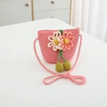Détail du sac en paille rose avec fleurs 3D et pompons verts pour petites filles - Sac / Rose vif