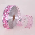 Détail d'un ruban bronzant rose rouge avec motifs d'étoiles et de notes argentées - Monocouche Doré Rose Rouge