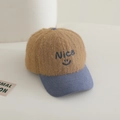 Dettaglio del cappello da baseball in peluche marrone con ricamo Nice e visiera in velluto - 52-54cm (3-8 Anni) / Cachi