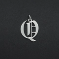 Detailopname van een zilveren gotische letter Q hanger van gepolijst roestvrij staal - Letter Q