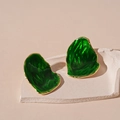 Detalle de los pendientes irregulares de esmalte verde con bordes bañados en oro - Pin de plata - Pendientes irregulares verdes