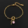 Elegante 14K vergulde roestvrijstalen armband met roze steen en hartje J-bedel - Letter F