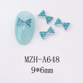 Détail de bijoux d'ongles nœud bleu clair 9x6mm avec base métallique et strass brillants - Style Nœud Papillon (A648)